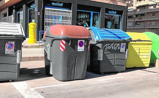 Los cinco contenedores en las calles de Valencia. 