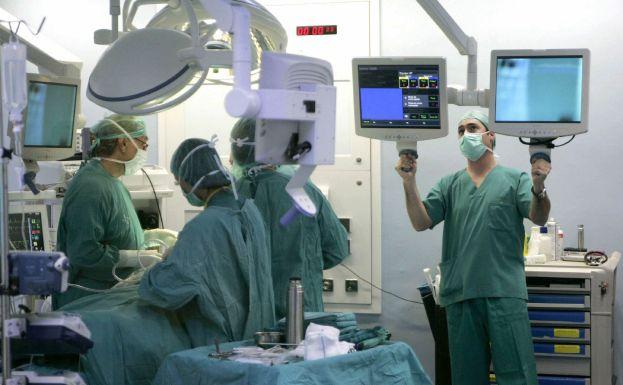 Equipo médicos en el quirófano de un hospital valenciano.