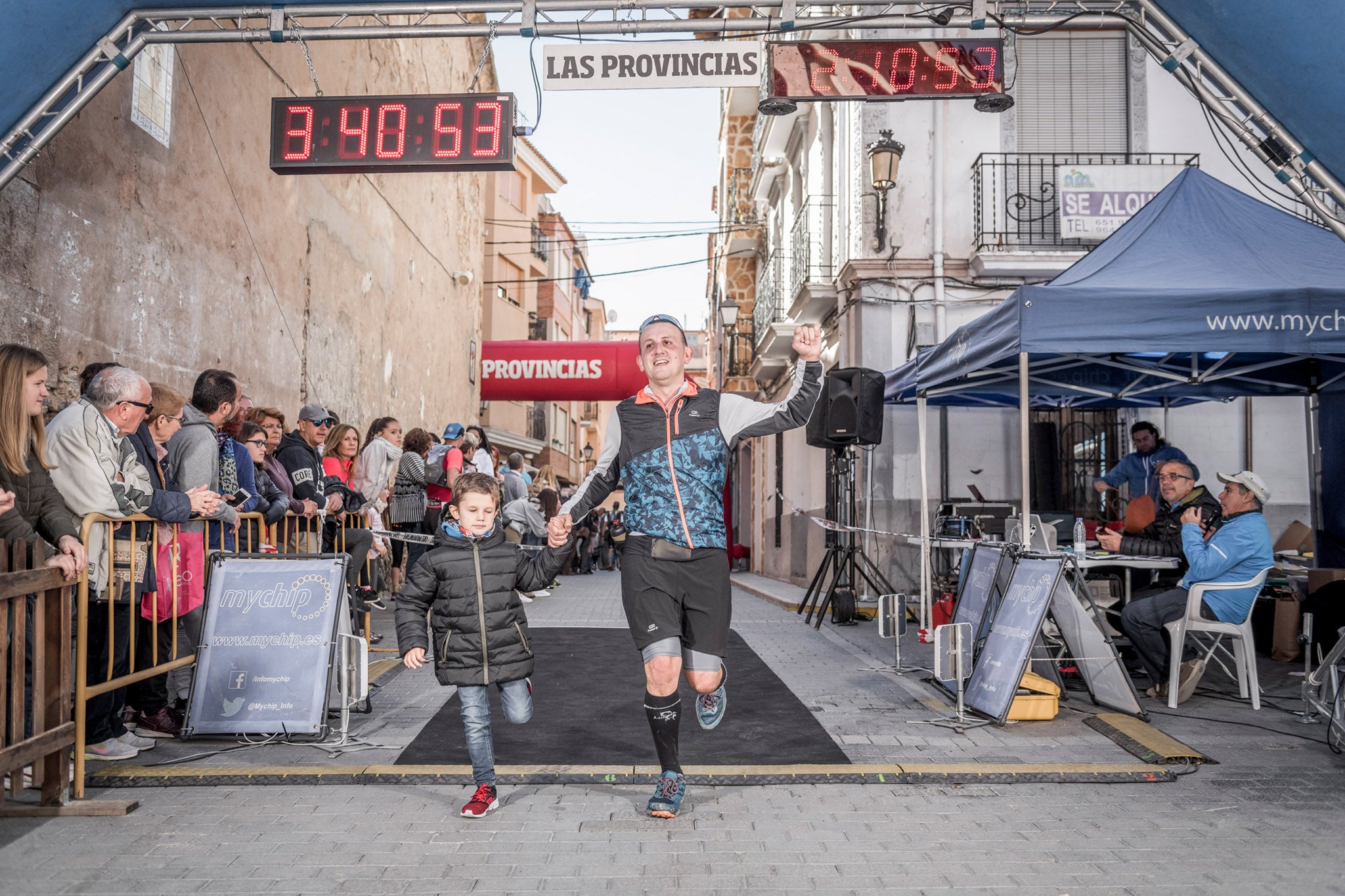 Galería de fotos de la llegada a meta de la carrera de 15 kilómetros del Trail de Montanejos 2018