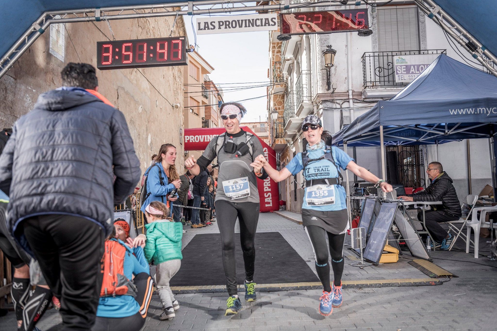 Galería de fotos de la llegada a meta de la carrera de 15 kilómetros del Trail de Montanejos 2018