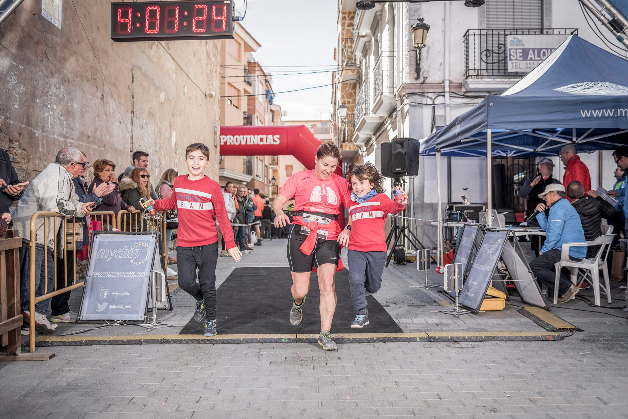 Galería de fotos de la llegada a meta de la carrera de 15 kilómetros del Trail de Montanejos 2018