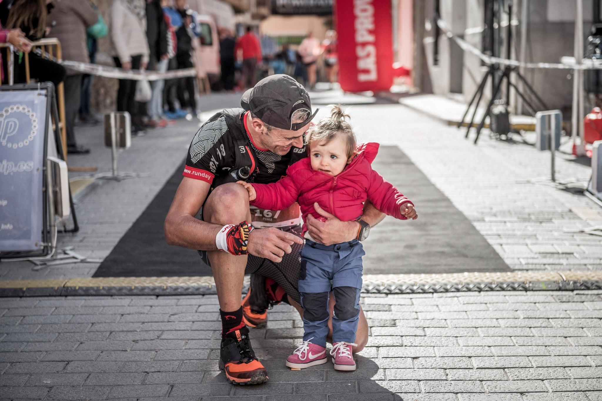 Galería de fotos de la llegada a meta de la carrera de 15 kilómetros del Trail de Montanejos 2018