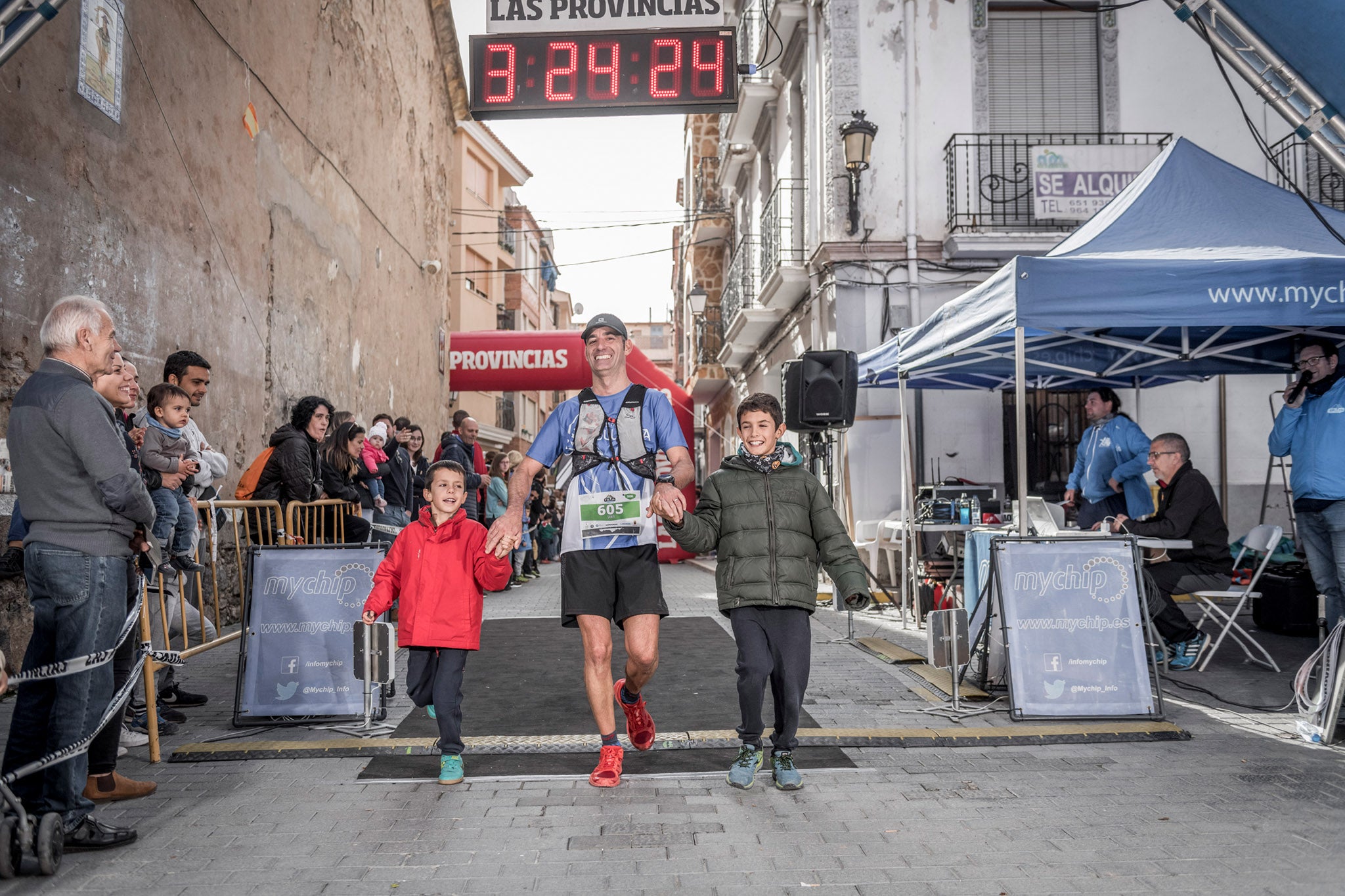 Galería de fotos de la llegada a meta de la carrera de 30 kilómetros del Trail de Montanejos 2018