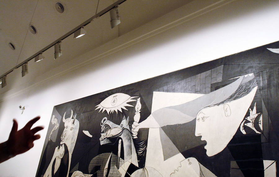 La obra que más destaca en la redes sociales es El Guernica de Picasso. Una pintura que cuenta con 68,347 menciones. una cifra que casi se iguala a la del propio Reina Sofía y que supera al resto de sus competidoras en el ránkin. Ya que ninguna de las obras más valoradas de los diez museos más comentados en Instagram supera sus publicaciones. La siguente pintura es Las Meninas de Velázquez con menos de la mitad de hastags.