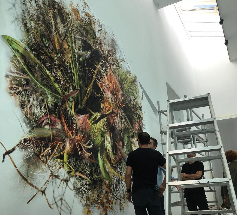 El centro cuenta con una amplia colección en la que se representan ampliamente artistas como Bruce Nauman, Cristina Iglesias, Antoni Muntadas o Xavier Miserachs, entre muchos otros. Además se ha situado en la vanguardia de la investigación sobre la actividad artística. Las innovadoras exposiciones del museo van cambiando el foco de atención de los instagrammers. Pero en las redes destacan los múltiples vídeos y fotos de los jóvenes skaters que se concentran a las puertas del edificio para crear su propio espectáculo urbano.