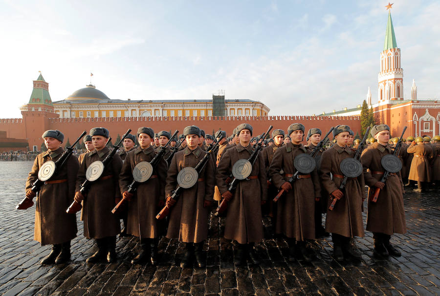 Más de 5.000 militares han desfilado por la plaza Roja de Moscú para conmemorar la parada militar celebrada el 7 noviembre de 1941, tras la cual los soldados soviéticos marcharon para combatir a las tropas nazis que se hallaban a las puertas de la ciudad. En la reconstrucción del histórico desfile participaron cadetes de diversas escuelas militares, efectivos del Ministerio de Defensa, así como un escuadrón del regimiento de caballería del Presidente de Rusia. También pasaron una treintena de carros de blindados, camiones, piezas de artillería y motocicletas de la época de la Segunda Guerra Mundial, incluido el mítico carro de combate T-34. 