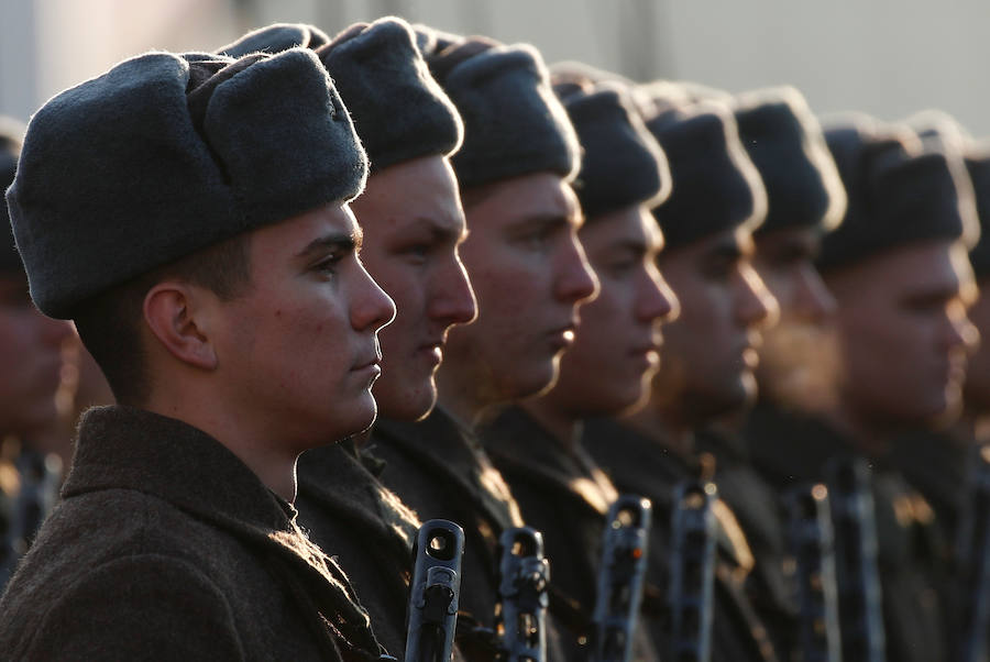 Más de 5.000 militares han desfilado por la plaza Roja de Moscú para conmemorar la parada militar celebrada el 7 noviembre de 1941, tras la cual los soldados soviéticos marcharon para combatir a las tropas nazis que se hallaban a las puertas de la ciudad. En la reconstrucción del histórico desfile participaron cadetes de diversas escuelas militares, efectivos del Ministerio de Defensa, así como un escuadrón del regimiento de caballería del Presidente de Rusia. También pasaron una treintena de carros de blindados, camiones, piezas de artillería y motocicletas de la época de la Segunda Guerra Mundial, incluido el mítico carro de combate T-34. 