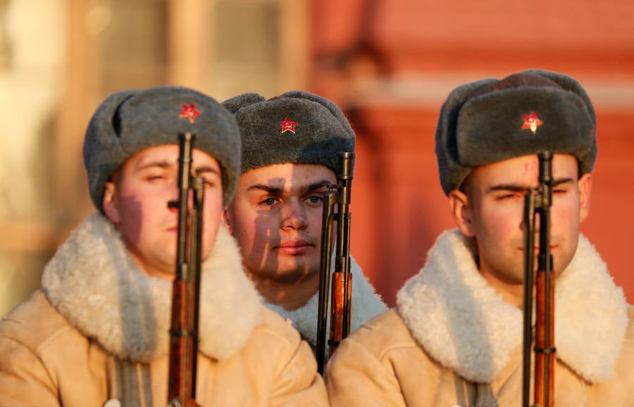 Más de 5.000 militares han desfilado por la plaza Roja de Moscú para conmemorar la parada militar celebrada el 7 noviembre de 1941, tras la cual los soldados soviéticos marcharon para combatir a las tropas nazis que se hallaban a las puertas de la ciudad. En la reconstrucción del histórico desfile participaron cadetes de diversas escuelas militares, efectivos del Ministerio de Defensa, así como un escuadrón del regimiento de caballería del Presidente de Rusia. También pasaron una treintena de carros de blindados, camiones, piezas de artillería y motocicletas de la época de la Segunda Guerra Mundial, incluido el mítico carro de combate T-34. 