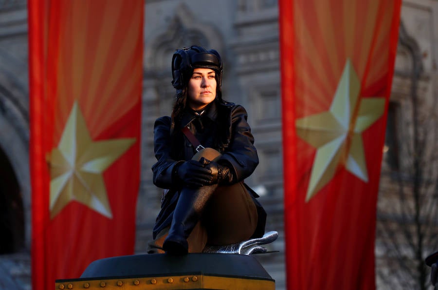 Más de 5.000 militares han desfilado por la plaza Roja de Moscú para conmemorar la parada militar celebrada el 7 noviembre de 1941, tras la cual los soldados soviéticos marcharon para combatir a las tropas nazis que se hallaban a las puertas de la ciudad. En la reconstrucción del histórico desfile participaron cadetes de diversas escuelas militares, efectivos del Ministerio de Defensa, así como un escuadrón del regimiento de caballería del Presidente de Rusia. También pasaron una treintena de carros de blindados, camiones, piezas de artillería y motocicletas de la época de la Segunda Guerra Mundial, incluido el mítico carro de combate T-34. 