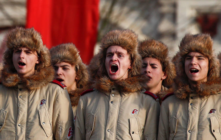 Más de 5.000 militares han desfilado por la plaza Roja de Moscú para conmemorar la parada militar celebrada el 7 noviembre de 1941, tras la cual los soldados soviéticos marcharon para combatir a las tropas nazis que se hallaban a las puertas de la ciudad. En la reconstrucción del histórico desfile participaron cadetes de diversas escuelas militares, efectivos del Ministerio de Defensa, así como un escuadrón del regimiento de caballería del Presidente de Rusia. También pasaron una treintena de carros de blindados, camiones, piezas de artillería y motocicletas de la época de la Segunda Guerra Mundial, incluido el mítico carro de combate T-34. 