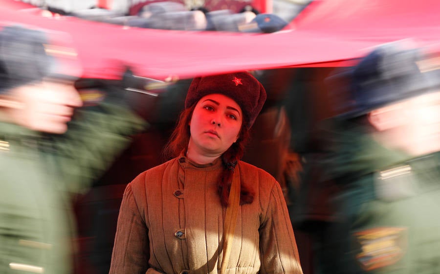 Más de 5.000 militares han desfilado por la plaza Roja de Moscú para conmemorar la parada militar celebrada el 7 noviembre de 1941, tras la cual los soldados soviéticos marcharon para combatir a las tropas nazis que se hallaban a las puertas de la ciudad. En la reconstrucción del histórico desfile participaron cadetes de diversas escuelas militares, efectivos del Ministerio de Defensa, así como un escuadrón del regimiento de caballería del Presidente de Rusia. También pasaron una treintena de carros de blindados, camiones, piezas de artillería y motocicletas de la época de la Segunda Guerra Mundial, incluido el mítico carro de combate T-34. 