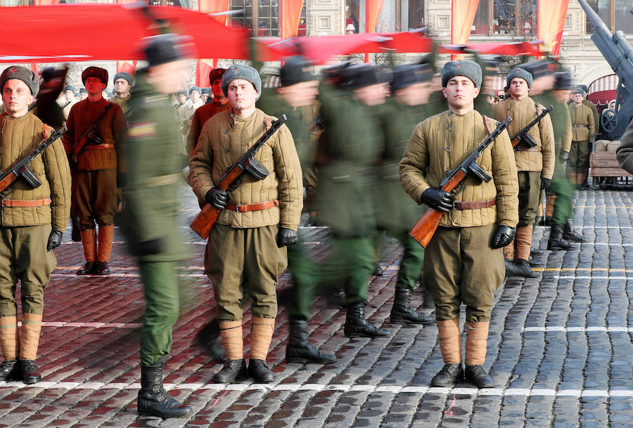 Más de 5.000 militares han desfilado por la plaza Roja de Moscú para conmemorar la parada militar celebrada el 7 noviembre de 1941, tras la cual los soldados soviéticos marcharon para combatir a las tropas nazis que se hallaban a las puertas de la ciudad. En la reconstrucción del histórico desfile participaron cadetes de diversas escuelas militares, efectivos del Ministerio de Defensa, así como un escuadrón del regimiento de caballería del Presidente de Rusia. También pasaron una treintena de carros de blindados, camiones, piezas de artillería y motocicletas de la época de la Segunda Guerra Mundial, incluido el mítico carro de combate T-34. 