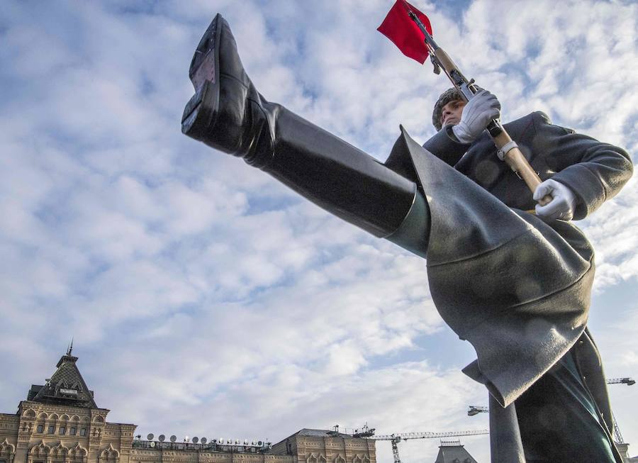 Más de 5.000 militares han desfilado por la plaza Roja de Moscú para conmemorar la parada militar celebrada el 7 noviembre de 1941, tras la cual los soldados soviéticos marcharon para combatir a las tropas nazis que se hallaban a las puertas de la ciudad. En la reconstrucción del histórico desfile participaron cadetes de diversas escuelas militares, efectivos del Ministerio de Defensa, así como un escuadrón del regimiento de caballería del Presidente de Rusia. También pasaron una treintena de carros de blindados, camiones, piezas de artillería y motocicletas de la época de la Segunda Guerra Mundial, incluido el mítico carro de combate T-34. 