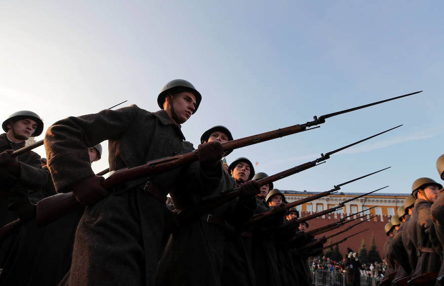 Más de 5.000 militares han desfilado por la plaza Roja de Moscú para conmemorar la parada militar celebrada el 7 noviembre de 1941, tras la cual los soldados soviéticos marcharon para combatir a las tropas nazis que se hallaban a las puertas de la ciudad. En la reconstrucción del histórico desfile participaron cadetes de diversas escuelas militares, efectivos del Ministerio de Defensa, así como un escuadrón del regimiento de caballería del Presidente de Rusia. También pasaron una treintena de carros de blindados, camiones, piezas de artillería y motocicletas de la época de la Segunda Guerra Mundial, incluido el mítico carro de combate T-34. 