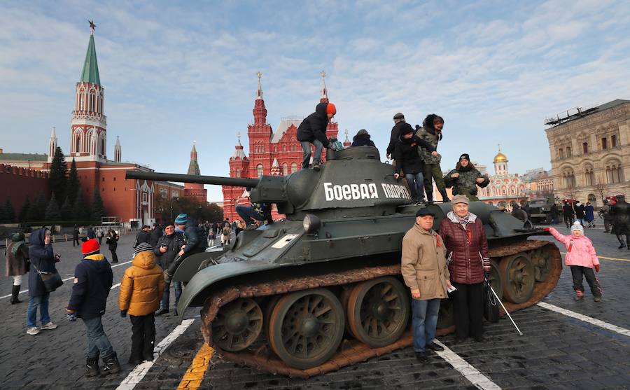 Más de 5.000 militares han desfilado por la plaza Roja de Moscú para conmemorar la parada militar celebrada el 7 noviembre de 1941, tras la cual los soldados soviéticos marcharon para combatir a las tropas nazis que se hallaban a las puertas de la ciudad. En la reconstrucción del histórico desfile participaron cadetes de diversas escuelas militares, efectivos del Ministerio de Defensa, así como un escuadrón del regimiento de caballería del Presidente de Rusia. También pasaron una treintena de carros de blindados, camiones, piezas de artillería y motocicletas de la época de la Segunda Guerra Mundial, incluido el mítico carro de combate T-34. 