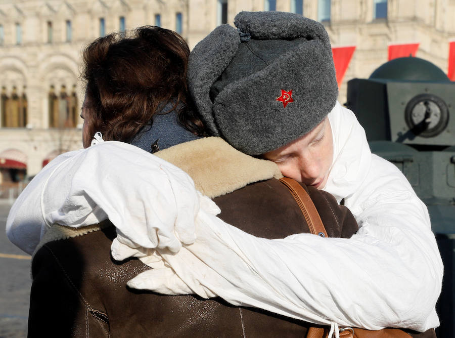 Más de 5.000 militares han desfilado por la plaza Roja de Moscú para conmemorar la parada militar celebrada el 7 noviembre de 1941, tras la cual los soldados soviéticos marcharon para combatir a las tropas nazis que se hallaban a las puertas de la ciudad. En la reconstrucción del histórico desfile participaron cadetes de diversas escuelas militares, efectivos del Ministerio de Defensa, así como un escuadrón del regimiento de caballería del Presidente de Rusia. También pasaron una treintena de carros de blindados, camiones, piezas de artillería y motocicletas de la época de la Segunda Guerra Mundial, incluido el mítico carro de combate T-34. 