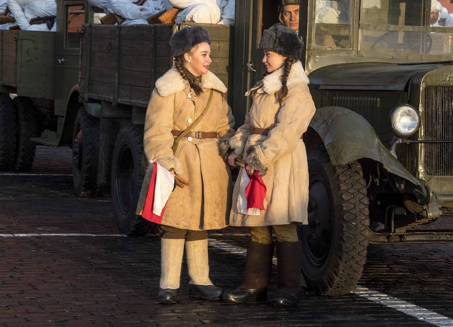 Más de 5.000 militares han desfilado por la plaza Roja de Moscú para conmemorar la parada militar celebrada el 7 noviembre de 1941, tras la cual los soldados soviéticos marcharon para combatir a las tropas nazis que se hallaban a las puertas de la ciudad. En la reconstrucción del histórico desfile participaron cadetes de diversas escuelas militares, efectivos del Ministerio de Defensa, así como un escuadrón del regimiento de caballería del Presidente de Rusia. También pasaron una treintena de carros de blindados, camiones, piezas de artillería y motocicletas de la época de la Segunda Guerra Mundial, incluido el mítico carro de combate T-34. 