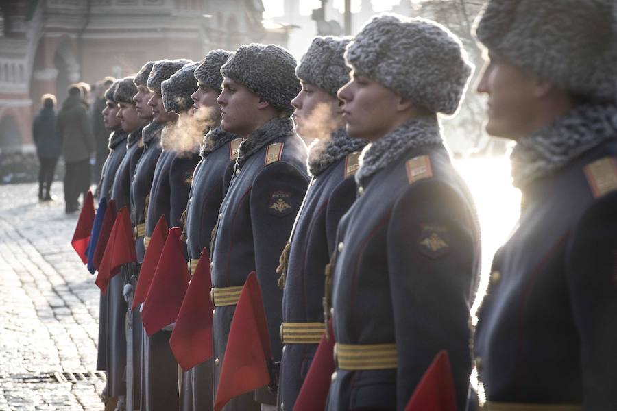 Más de 5.000 militares han desfilado por la plaza Roja de Moscú para conmemorar la parada militar celebrada el 7 noviembre de 1941, tras la cual los soldados soviéticos marcharon para combatir a las tropas nazis que se hallaban a las puertas de la ciudad. En la reconstrucción del histórico desfile participaron cadetes de diversas escuelas militares, efectivos del Ministerio de Defensa, así como un escuadrón del regimiento de caballería del Presidente de Rusia. También pasaron una treintena de carros de blindados, camiones, piezas de artillería y motocicletas de la época de la Segunda Guerra Mundial, incluido el mítico carro de combate T-34. 