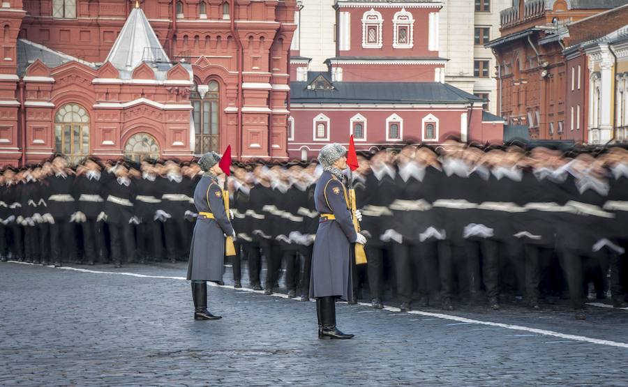 Más de 5.000 militares han desfilado por la plaza Roja de Moscú para conmemorar la parada militar celebrada el 7 noviembre de 1941, tras la cual los soldados soviéticos marcharon para combatir a las tropas nazis que se hallaban a las puertas de la ciudad. En la reconstrucción del histórico desfile participaron cadetes de diversas escuelas militares, efectivos del Ministerio de Defensa, así como un escuadrón del regimiento de caballería del Presidente de Rusia. También pasaron una treintena de carros de blindados, camiones, piezas de artillería y motocicletas de la época de la Segunda Guerra Mundial, incluido el mítico carro de combate T-34. 