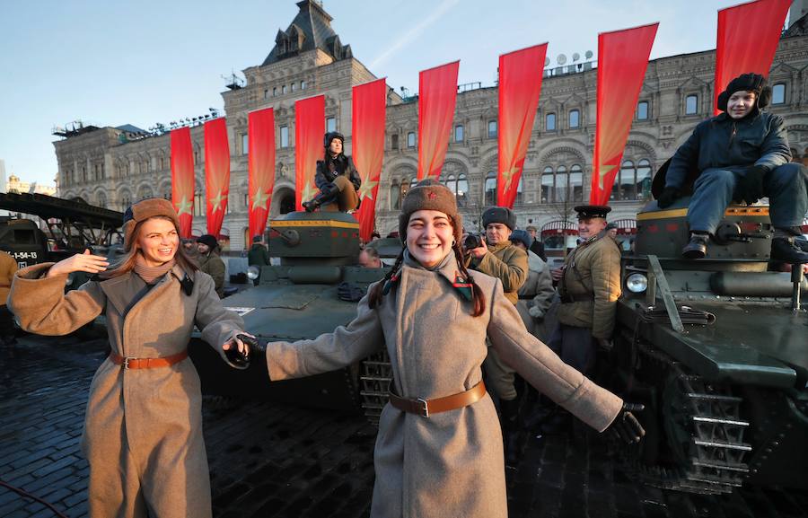 Más de 5.000 militares han desfilado por la plaza Roja de Moscú para conmemorar la parada militar celebrada el 7 noviembre de 1941, tras la cual los soldados soviéticos marcharon para combatir a las tropas nazis que se hallaban a las puertas de la ciudad. En la reconstrucción del histórico desfile participaron cadetes de diversas escuelas militares, efectivos del Ministerio de Defensa, así como un escuadrón del regimiento de caballería del Presidente de Rusia. También pasaron una treintena de carros de blindados, camiones, piezas de artillería y motocicletas de la época de la Segunda Guerra Mundial, incluido el mítico carro de combate T-34. 