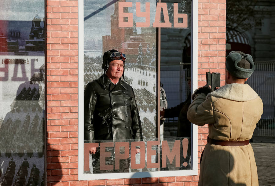 Más de 5.000 militares han desfilado por la plaza Roja de Moscú para conmemorar la parada militar celebrada el 7 noviembre de 1941, tras la cual los soldados soviéticos marcharon para combatir a las tropas nazis que se hallaban a las puertas de la ciudad. En la reconstrucción del histórico desfile participaron cadetes de diversas escuelas militares, efectivos del Ministerio de Defensa, así como un escuadrón del regimiento de caballería del Presidente de Rusia. También pasaron una treintena de carros de blindados, camiones, piezas de artillería y motocicletas de la época de la Segunda Guerra Mundial, incluido el mítico carro de combate T-34. 