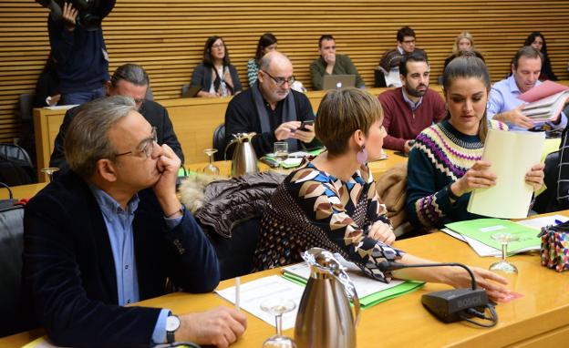 Mata, pensativo, durante la comisión de ayer, junto a Clara Tirado (PSPV) y Mireia Mollà (Compromís). 