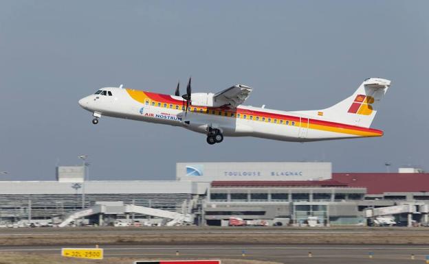 Un avión de la compañía Air Nostrum despegando. 