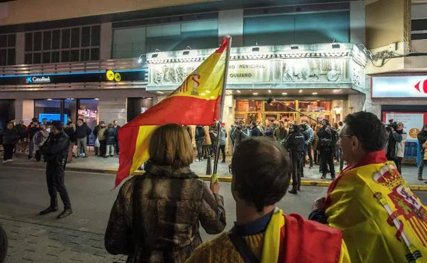 Imagen de los manifestantes en Ciudad Real, con banderas de España.