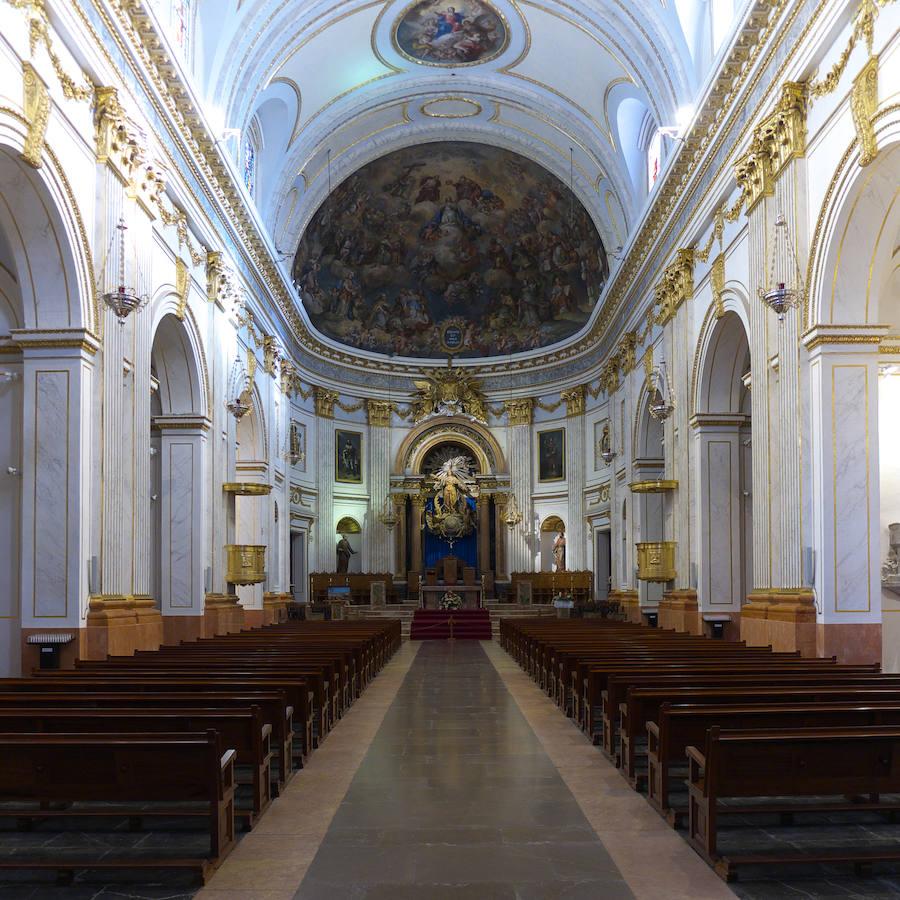 Catedral de Segorbe | Comenzó a construirse en el siglo XIII junto a la muralla gótica de la que apenas quedan algunos restos. Uno de sus puntos más destacables es el claustro, también de estilo gótico valenciano, que tiene forma trapezoidal por lo irregular de la muralla a la que se adosaba. Es uno de los ejemplares más especiales por este particular y extraño detalle. Su museo cuenta con una valiosa colección artística que recoge obras desde los siglos XVI a XVI.