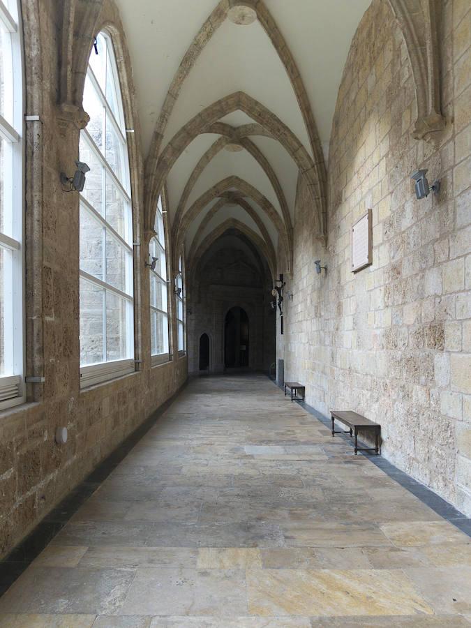 Catedral de Segorbe | Comenzó a construirse en el siglo XIII junto a la muralla gótica de la que apenas quedan algunos restos. Uno de sus puntos más destacables es el claustro, también de estilo gótico valenciano, que tiene forma trapezoidal por lo irregular de la muralla a la que se adosaba. Es uno de los ejemplares más especiales por este particular y extraño detalle. Su museo cuenta con una valiosa colección artística que recoge obras desde los siglos XVI a XVI.