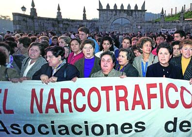 Imagen secundaria 1 - 1. En 1997, los funcionarios de Vigilancia Aduanera se incautaron de un cargamento de hachís. Laureano Oubiña fue apresado cerca del estadio de Balaídos (Vigo). 2. Madres de toxicómanos se manifiestan en el pazo Baión tras conocer la puesta en libertad de Oubiña en 1994. 3. Para celebrar la vista del 'caso Nécora', dado el abultado número de procesados, testigos y letrados, se tuvo que acondicionar una gran sala en un pabellón. 