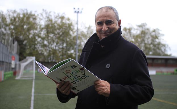 El periodista de El Correo Jon Agiriano posa con su libro.