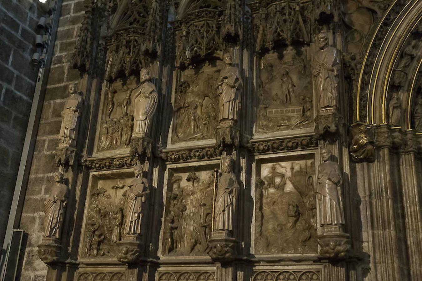 Catedral de Valencia | Más conocida como la 'Seu', está dedicada por deseo de Jaime I a la Asunción de María. Es uno de los reclamos turísticos por excelencia de la ciudad, muestra distintiva del gótico valenciano. En su interior se venera el 'Santo Cáliz', que data del siglo I y fue otorgado a la catedral por Alfonso el Magnánimo en 1436. Se empezó a construir en 1262 y no fue hasta 1356 cuando se terminó esta imponente construcción de tres naves, que fue pasando por distintos estilos con el transcurso de los siglos. 