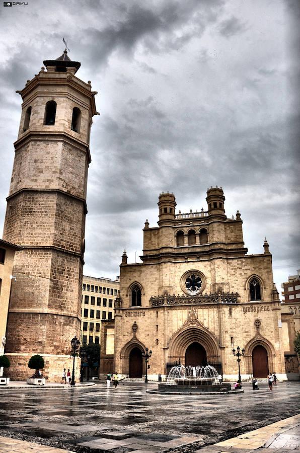 Concatedral de Santa María (Castellón) | Este templo de estilo gótico está en la Plaza Mayor, junto al Ayuntamiento de Castellón y la torre 'El Fadrí'. Con los años fue adquiriendo toques de estilo neogótico, tras su construcción a finales del siglo XIII. SIn embargo, un incendio acabó arrasándolo todo y sus obras tuvieron que reanudarse a finales del siglo XIV. El templo final, tras ampliaciones, fue consagrado en 1549. Durante la Guerra Civil, el fuego volvió a ocupar el lugar premeditamente durante los primeros días del conflicto. Fue derribada meses después por un acuerdo municipal y reconstruida en 1939. 