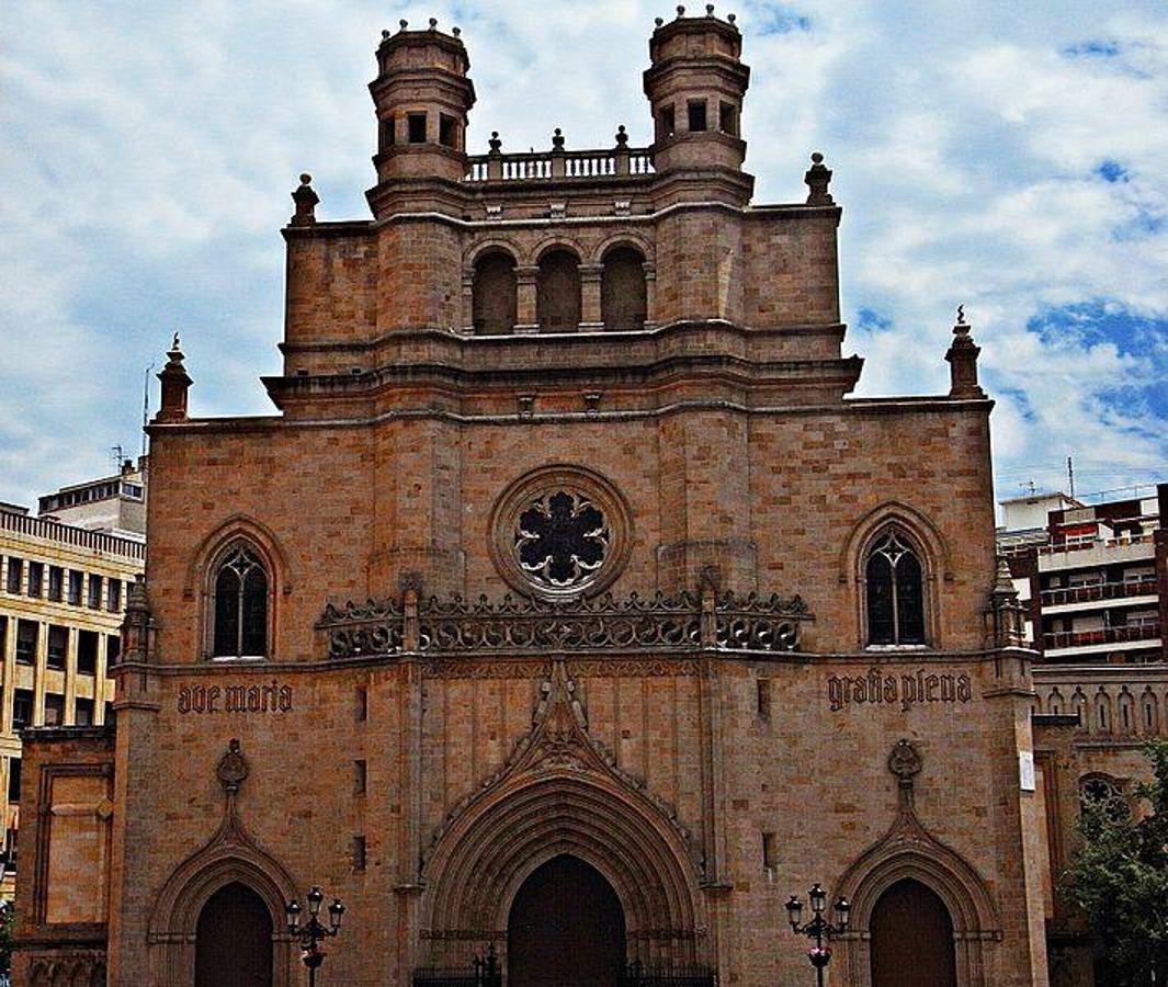 Concatedral de Santa María (Castellón) | Este templo de estilo gótico está en la Plaza Mayor, junto al Ayuntamiento de Castellón y la torre 'El Fadrí'. Con los años fue adquiriendo toques de estilo neogótico, tras su construcción a finales del siglo XIII. SIn embargo, un incendio acabó arrasándolo todo y sus obras tuvieron que reanudarse a finales del siglo XIV. El templo final, tras ampliaciones, fue consagrado en 1549. Durante la Guerra Civil, el fuego volvió a ocupar el lugar premeditamente durante los primeros días del conflicto. Fue derribada meses después por un acuerdo municipal y reconstruida en 1939. 