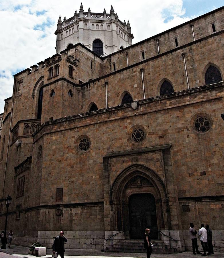 Concatedral de Santa María (Castellón) | Este templo de estilo gótico está en la Plaza Mayor, junto al Ayuntamiento de Castellón y la torre 'El Fadrí'. Con los años fue adquiriendo toques de estilo neogótico, tras su construcción a finales del siglo XIII. SIn embargo, un incendio acabó arrasándolo todo y sus obras tuvieron que reanudarse a finales del siglo XIV. El templo final, tras ampliaciones, fue consagrado en 1549. Durante la Guerra Civil, el fuego volvió a ocupar el lugar premeditamente durante los primeros días del conflicto. Fue derribada meses después por un acuerdo municipal y reconstruida en 1939. 