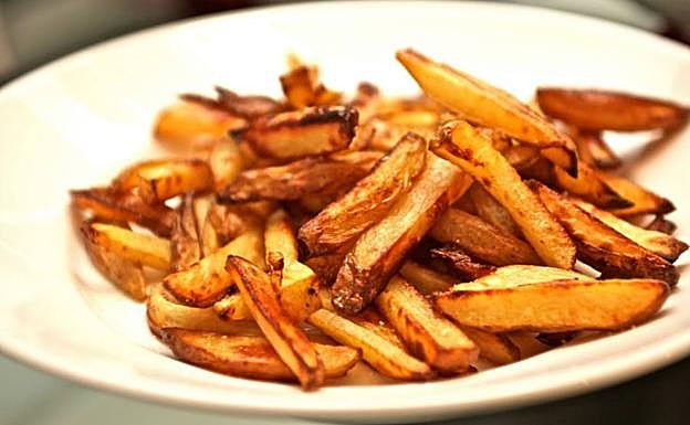 El Ministerio de Sanidad recomienda cocinar a baja temperatura para evitar la acrilamida