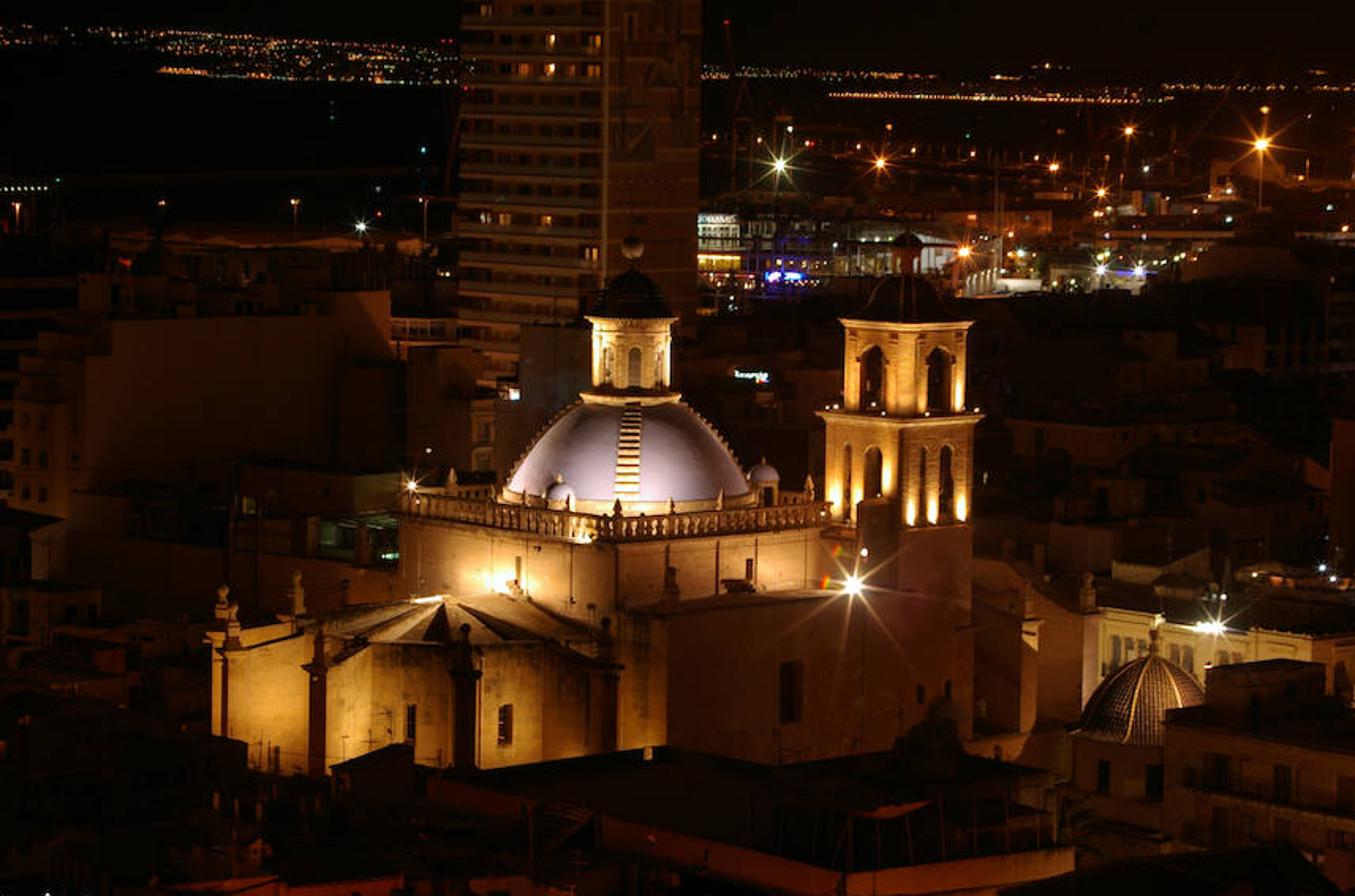 Concatedral de San Nicolás de Bari | Aunque de aspecto sobrio en el exterior, su estilo es renacentista y fue edificada sobre los restos de una mezquita durante 1616 y 1662. Su claustro, sin embargo, es más antiguo y data del siglo XV, fecha que también deja su huella en un marcado estilo gótico. El interior, de grandes dimensiones, cuenta con una esbelta cúpula y con su reconocida capilla de la Comunión, considerada una de las muestras más bellas del alto barroco español.