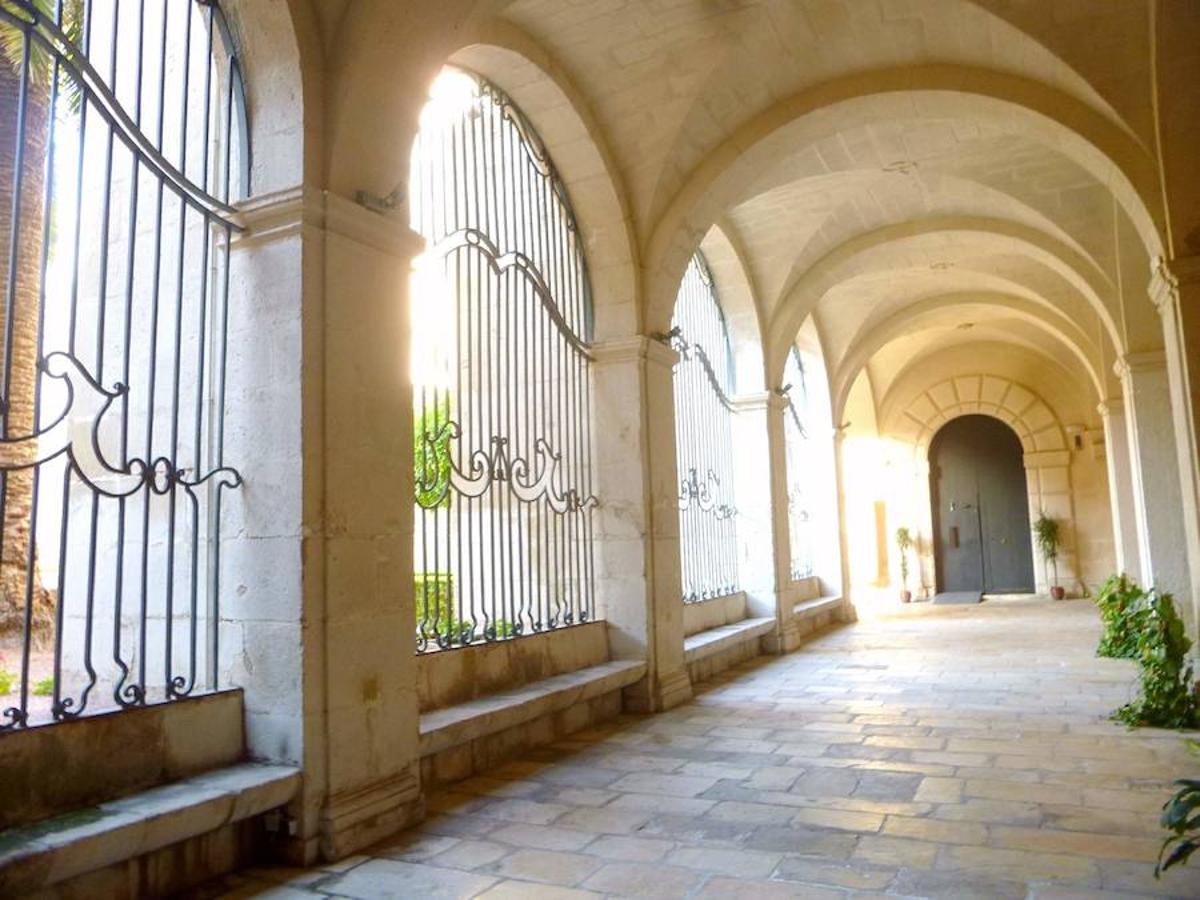 Concatedral de San Nicolás de Bari | Aunque de aspecto sobrio en el exterior, su estilo es renacentista y fue edificada sobre los restos de una mezquita durante 1616 y 1662. Su claustro, sin embargo, es más antiguo y data del siglo XV, fecha que también deja su huella en un marcado estilo gótico. El interior, de grandes dimensiones, cuenta con una esbelta cúpula y con su reconocida capilla de la Comunión, considerada una de las muestras más bellas del alto barroco español.