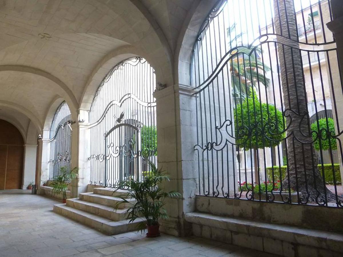 Concatedral de San Nicolás de Bari | Aunque de aspecto sobrio en el exterior, su estilo es renacentista y fue edificada sobre los restos de una mezquita durante 1616 y 1662. Su claustro, sin embargo, es más antiguo y data del siglo XV, fecha que también deja su huella en un marcado estilo gótico. El interior, de grandes dimensiones, cuenta con una esbelta cúpula y con su reconocida capilla de la Comunión, considerada una de las muestras más bellas del alto barroco español.