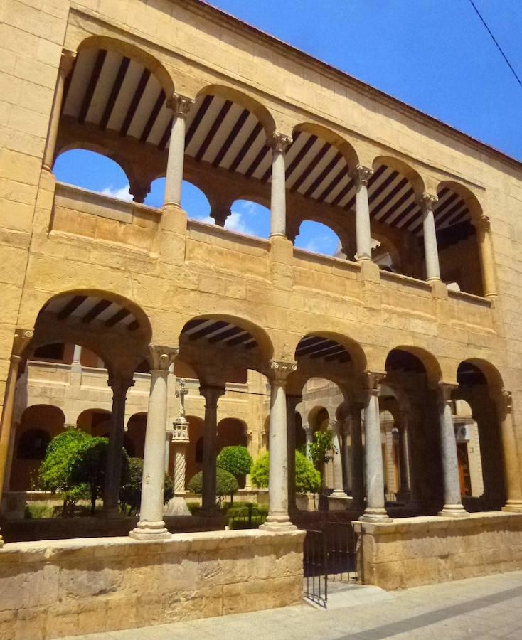 Catedral de Orihuela | También llamada Santa Iglesia Catedral del Salvador y Santa María de Orihuela, este templo fue iniciado en el siglo XIII sobre restos visigodos e hispano-árabes. También de estilo gótico valenciano, se fue ampliando con el transcurso de los años, dejando la torre como su zona más antigua. El claustro también es uno de sus rasgos más emblemáticos, repleto de columnas y de gran belleza renacentista. 