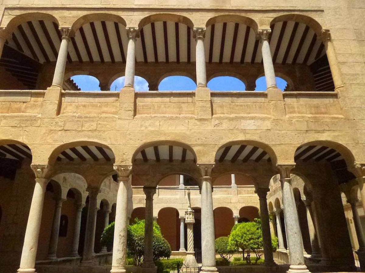 Catedral de Orihuela | También llamada Santa Iglesia Catedral del Salvador y Santa María de Orihuela, este templo fue iniciado en el siglo XIII sobre restos visigodos e hispano-árabes. También de estilo gótico valenciano, se fue ampliando con el transcurso de los años, dejando la torre como su zona más antigua. El claustro también es uno de sus rasgos más emblemáticos, repleto de columnas y de gran belleza renacentista. 