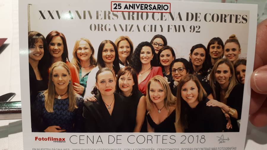 La cena de cortes, la tradición de reunir al mundo de las fallas en un acto tan especial, cumple su 25 aniversario. Este año el acto ha sido organizado por la corte de 1992 en el restaurante La Ferradura de la Patacona y a él han acudido 400 personas. La cena tuvo un fin benéfico. Por un lado, se entregará a Lluerna, que realiza actuaciones de ocio para niños con discapacidad y por otro, a la Asociación de Familiares de Enfermos de Alzheimer. El acto ha contado con falleras mayores de Valencia como Amparo Marín; Begoña de la Concepción; Carla Muñoz; Marta Querol; Elena Muñoz, Mari Carmen Mollá o Sandra Climent, que se desplazará desde Miami. También las falleras mayores de Valencia desde el año 2000. Tambien han estado presentes presidentes y secretarios de la Junta como Félix Crespo; Francisco Lledó; Santiago Cerviño; José Luis Vaello o Vicente Fayos y miembros de la Junta de 1992 como José Luis Gómez; José Luis Albiach o Rafa Ferraro