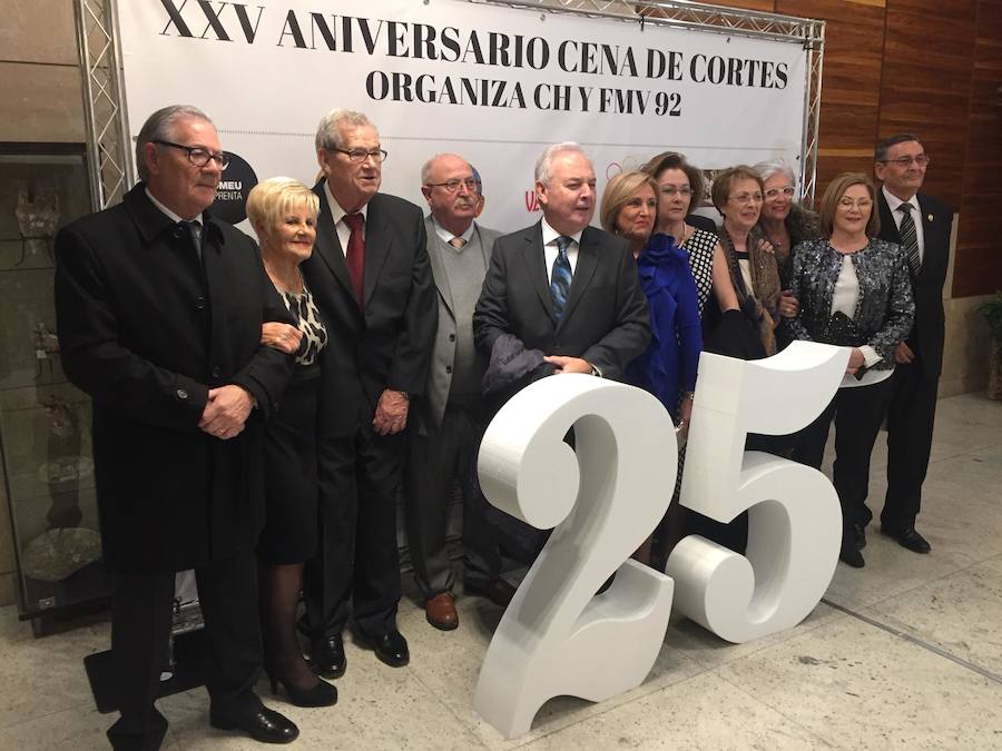 La cena de cortes, la tradición de reunir al mundo de las fallas en un acto tan especial, cumple su 25 aniversario. Este año el acto ha sido organizado por la corte de 1992 en el restaurante La Ferradura de la Patacona y a él han acudido 400 personas. La cena tuvo un fin benéfico. Por un lado, se entregará a Lluerna, que realiza actuaciones de ocio para niños con discapacidad y por otro, a la Asociación de Familiares de Enfermos de Alzheimer. El acto ha contado con falleras mayores de Valencia como Amparo Marín; Begoña de la Concepción; Carla Muñoz; Marta Querol; Elena Muñoz, Mari Carmen Mollá o Sandra Climent, que se desplazará desde Miami. También las falleras mayores de Valencia desde el año 2000. Tambien han estado presentes presidentes y secretarios de la Junta como Félix Crespo; Francisco Lledó; Santiago Cerviño; José Luis Vaello o Vicente Fayos y miembros de la Junta de 1992 como José Luis Gómez; José Luis Albiach o Rafa Ferraro