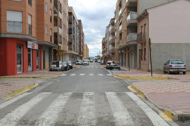Calle Benifaió de Almussafes, una de las vías que más cortes de suministro eléctrico está sufriendo. 