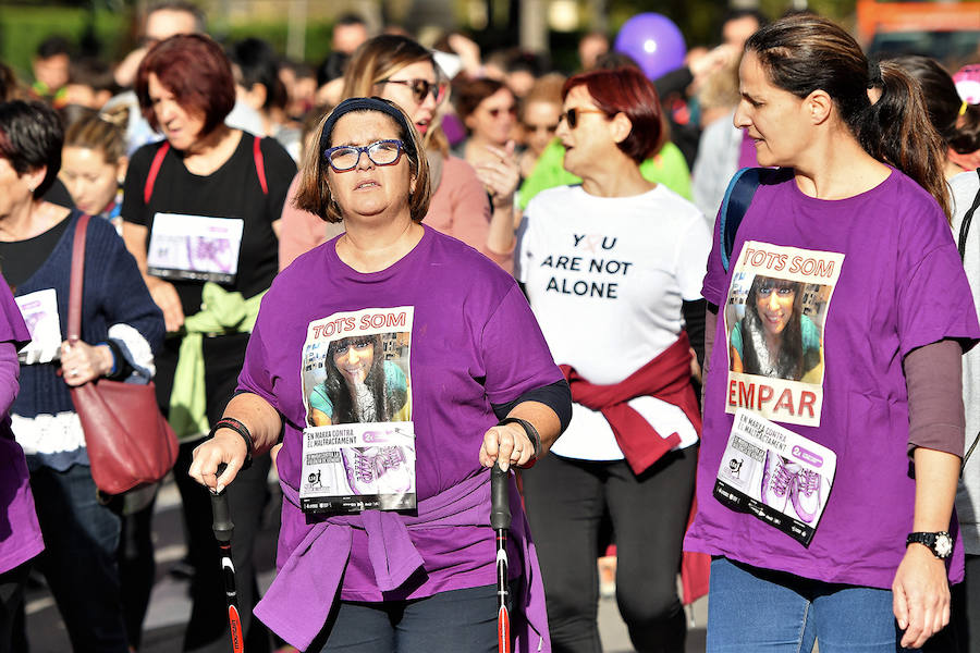 Deportistas, grupos de amigos y familias enteras participan en una  marcha no competitiva por el centro de Valencia  para demostrar a las víctimas que no están solas