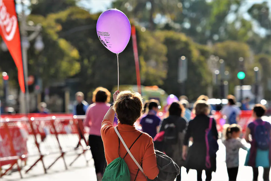 Deportistas, grupos de amigos y familias enteras participan en una  marcha no competitiva por el centro de Valencia  para demostrar a las víctimas que no están solas