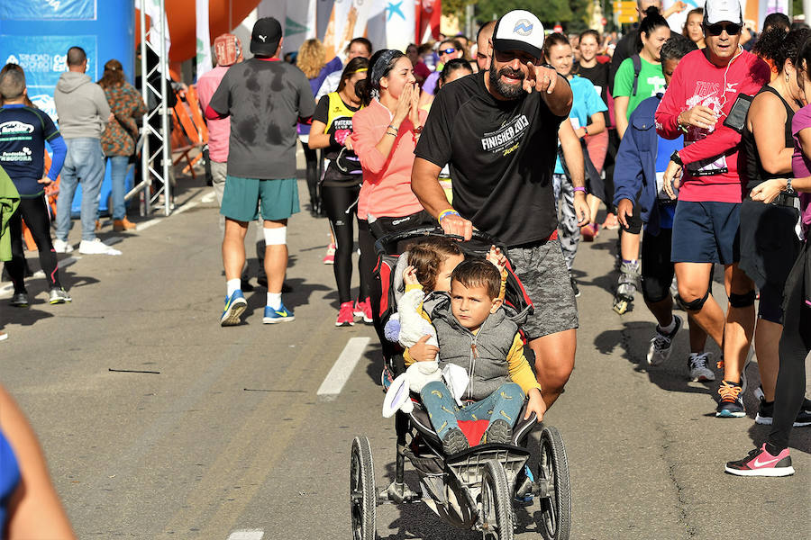 Deportistas, grupos de amigos y familias enteras participan en una  marcha no competitiva por el centro de Valencia  para demostrar a las víctimas que no están solas