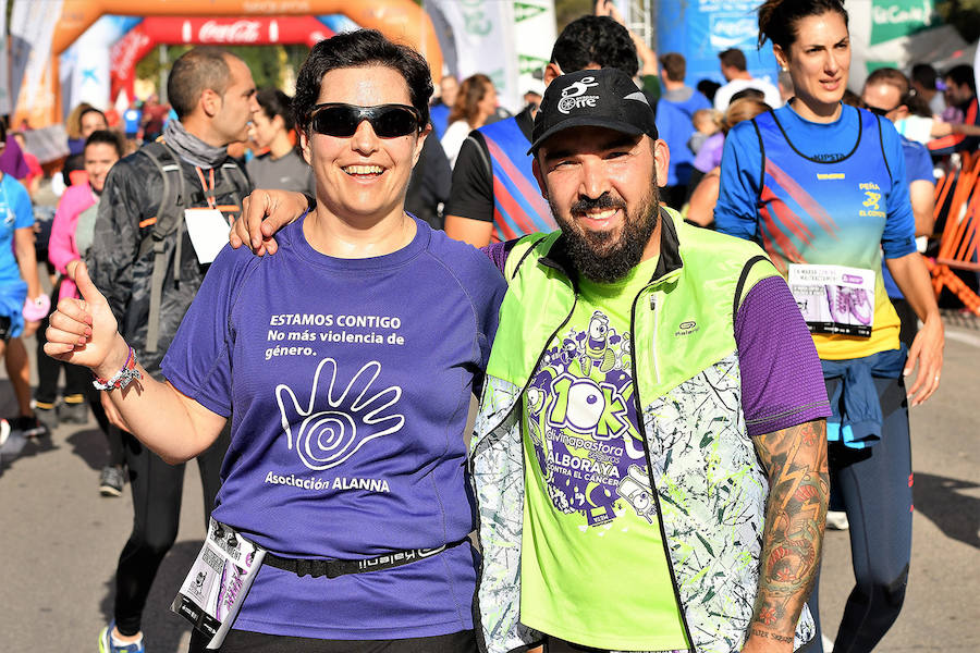 Deportistas, grupos de amigos y familias enteras participan en una  marcha no competitiva por el centro de Valencia  para demostrar a las víctimas que no están solas