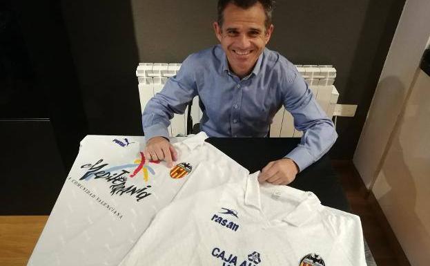 Eloy posa con dos camisetas de su etapa como jugador del Valencia.